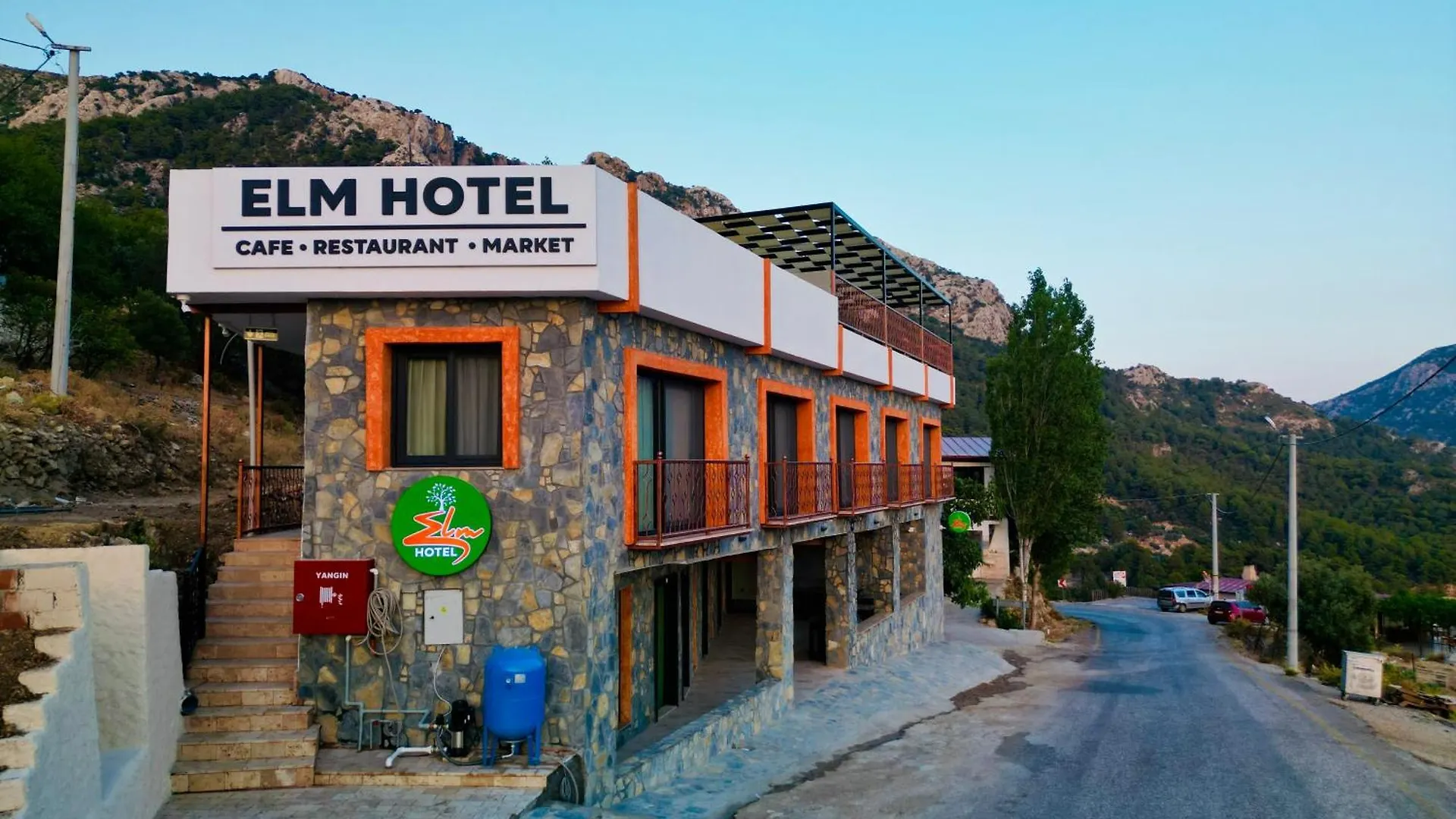 Elm Hotel location